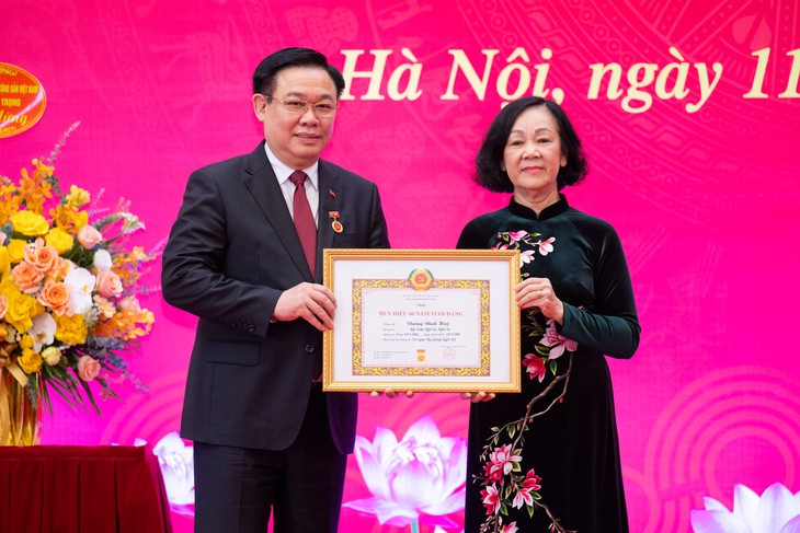 Chủ tịch Quốc hội Vương Đình Huệ nhận Huy hiệu 40 năm tuổi Đảng- Ảnh 1. Chủ tịch Quốc hội Vương Đình Huệ nhận Huy hiệu 40 năm tuổi Đảng- Ảnh 1.
