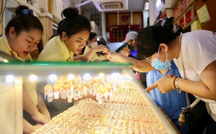 Giá vàng hôm nay ngày 11/3 tăng dữ dội chiều mua vào