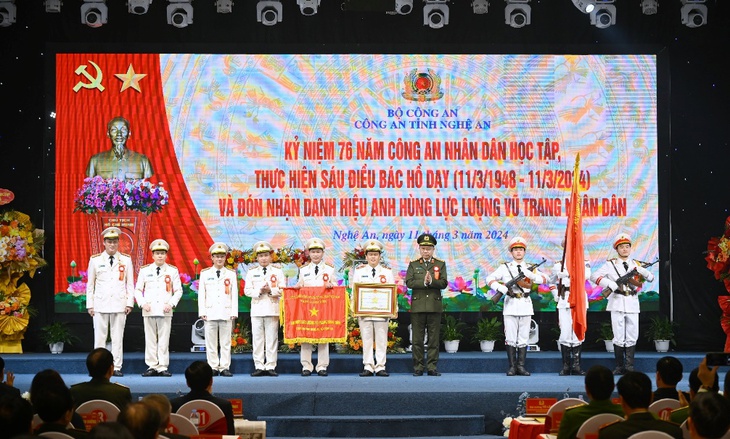 Công an Nghệ An đón nhận danh hiệu Anh hùng Lực lượng vũ trang nhân dân- Ảnh 1.