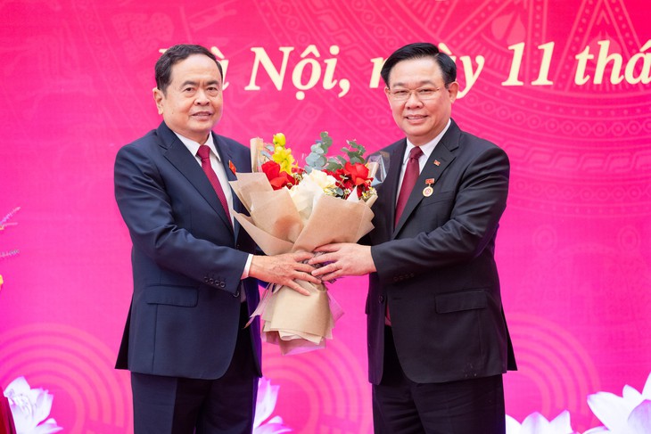 Chủ tịch Quốc hội Vương Đình Huệ nhận Huy hiệu 40 năm tuổi Đảng- Ảnh 2. Chủ tịch Quốc hội Vương Đình Huệ nhận Huy hiệu 40 năm tuổi Đảng- Ảnh 2.