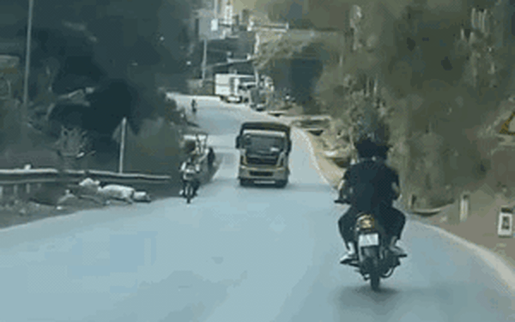 Khởi tố hai thanh niên lái xe lạng lách, đánh võng trước mũi ô tô