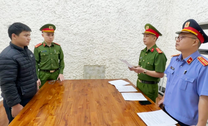 Khởi tố hai thanh niên lái xe lạng lách, đánh võng trước mũi ô tô- Ảnh 1.