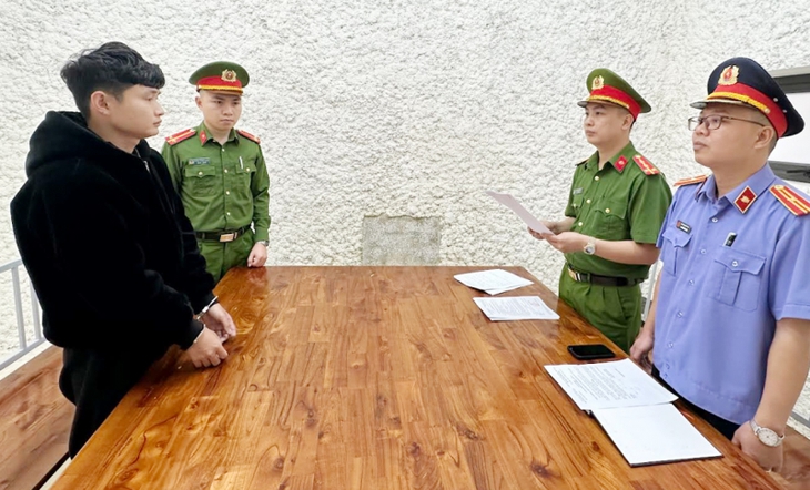 Khởi tố hai thanh niên lái xe lạng lách, đánh võng trước mũi ô tô- Ảnh 2.