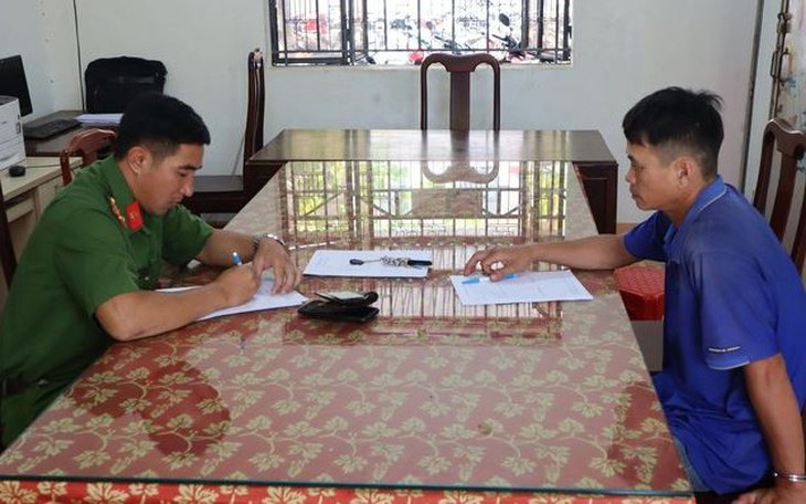 Bắt khẩn cấp người đàn ông đánh đập dã man bé trai 9 tuổi