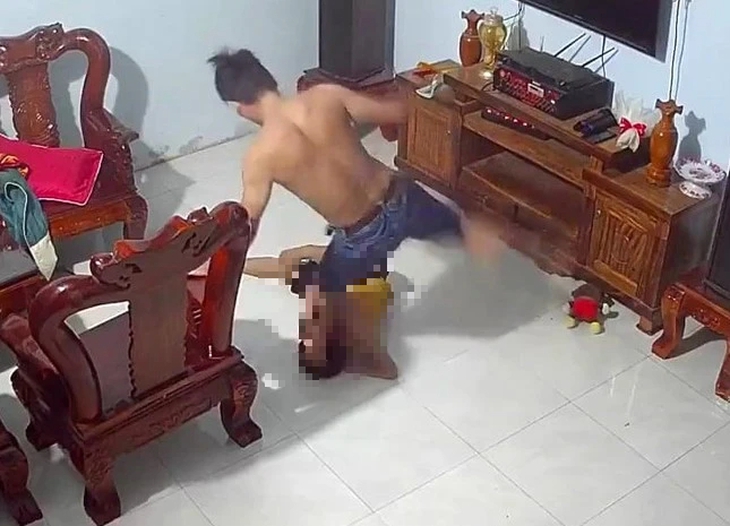 Bắt khẩn cấp người đàn ông đánh đập dã man bé trai 9 tuổi- Ảnh 1.