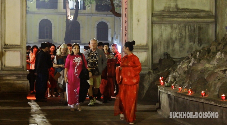 Mãn nhãn màn trả gươm báu của Lê Lợi trên Hồ Gươm trong tour đêm đền Ngọc Sơn- Ảnh 1. Mãn nhãn màn trả gươm báu của Lê Lợi trên Hồ Gươm trong tour đêm đền Ngọc Sơn- Ảnh 1.