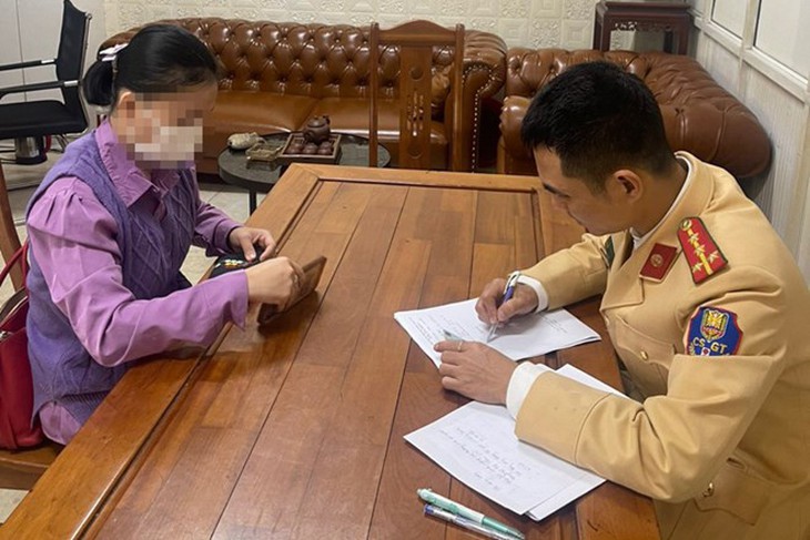 Xử lý người phụ nữ vi phạm nồng độ cồn ở phố Trần Cung- Ảnh 1.
