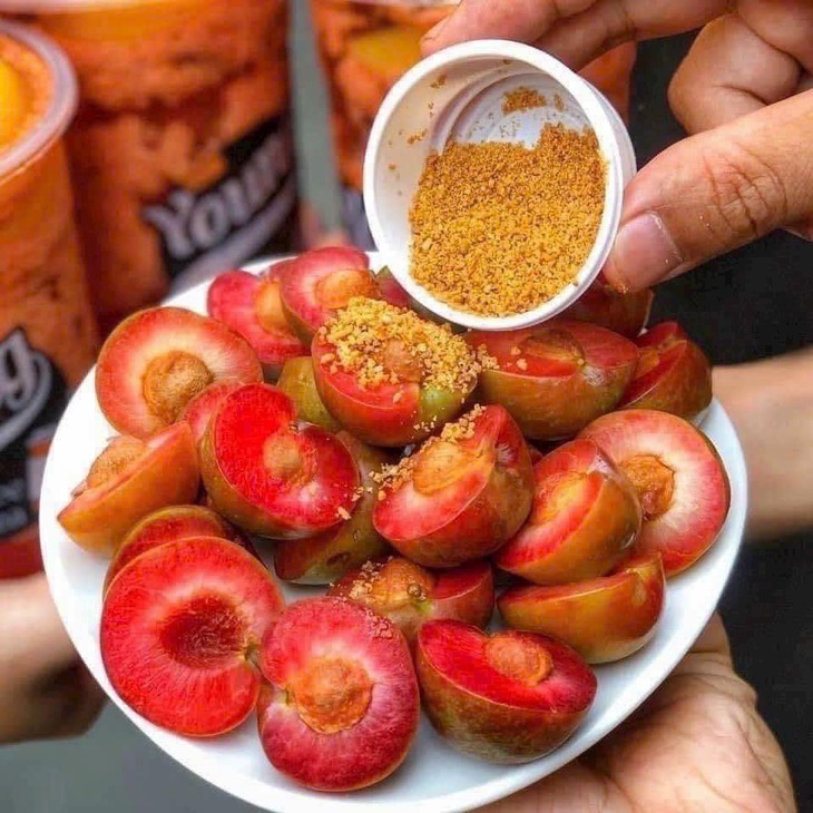 Mận trái mùa 'giá chát' nhưng vẫn hấp dẫn chị em- Ảnh 5.