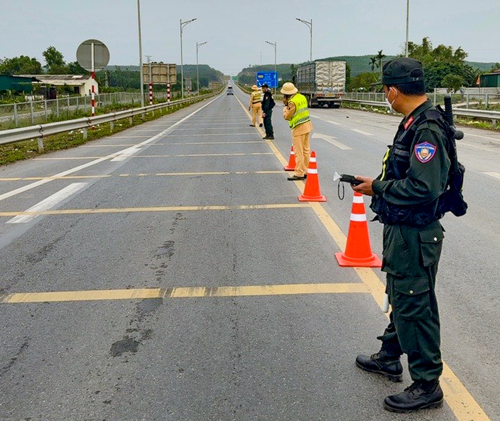 Khẩn cấp điều chỉnh bổ sung hệ thống an toàn giao thông trên cao tốc Cam Lộ - La Sơn- Ảnh 2. Khẩn cấp điều chỉnh bổ sung hệ thống an toàn giao thông trên cao tốc Cam Lộ - La Sơn- Ảnh 2.