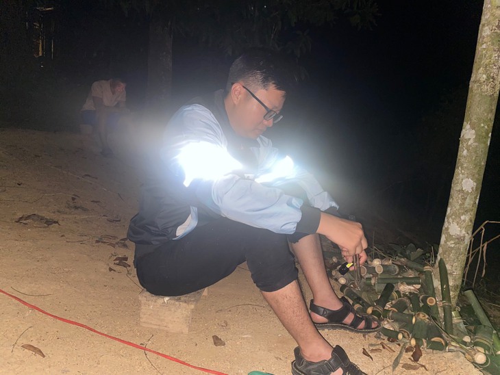 Cán bộ y tế vào "điểm nóng" săn bắt muỗi về nghiên cứu- Ảnh 1. Cán bộ y tế vào "điểm nóng" săn bắt muỗi về nghiên cứu- Ảnh 1.