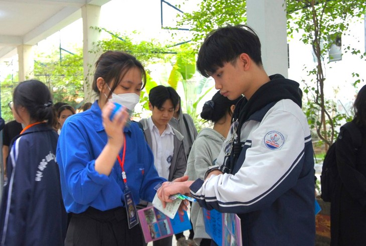 'Nở rộ' các kỳ thi riêng, thí sinh gia tăng áp lực- Ảnh 1.