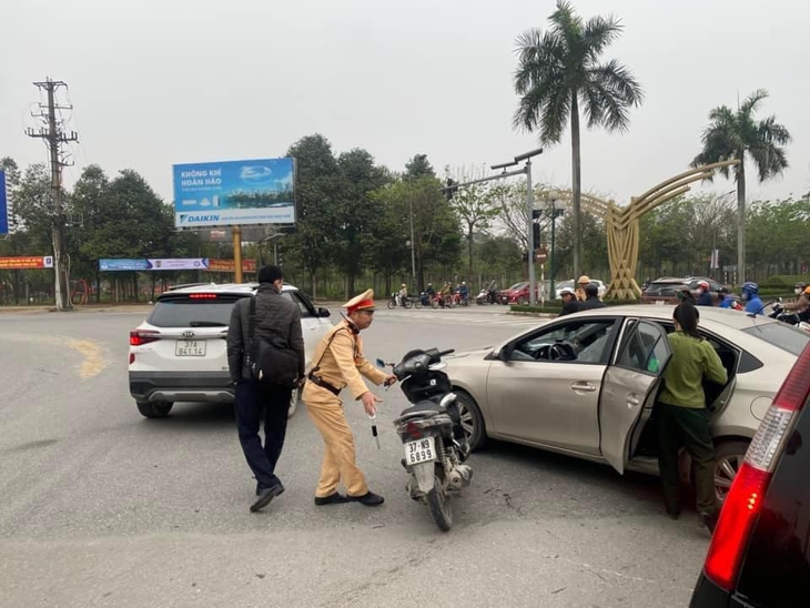 Tạm đình chỉ cán bộ hải quan đập vỡ kính ô tô sau va chạm giao thông- Ảnh 3. Tạm đình chỉ cán bộ hải quan đập vỡ kính ô tô sau va chạm giao thông- Ảnh 3.