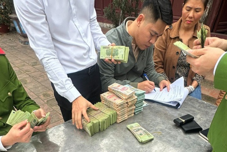 Hà Nội: Bọc tiền 1,2 tỷ đánh rơi ở chợ Đình được công an xử lý thế nào?- Ảnh 1.