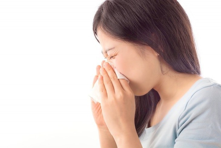 Bị viêm xoang bệnh nhân sẽ có những cơn đau đặc biệt: cơn đau phía trên ổ mắt, một bên và có 2 chu kỳ mỗi ngày; cơn đau tăng dần từ sáng đến giữa trưa thì đạt mức tối đa, lúc đó mũi chảy nhiều mủ, xoang vơi đi và cơn đau dịu xuống, đến chiều lại tái diễn cơn đau đó. Ảnh minh họa Bị viêm xoang bệnh nhân sẽ có những cơn đau đặc biệt: cơn đau phía trên ổ mắt, một bên và có 2 chu kỳ mỗi ngày; cơn đau tăng dần từ sáng đến giữa trưa thì đạt mức tối đa, lúc đó mũi chảy nhiều mủ, xoang vơi đi và cơn đau dịu xuống, đến chiều lại tái diễn cơn đau đó. Ảnh minh họa