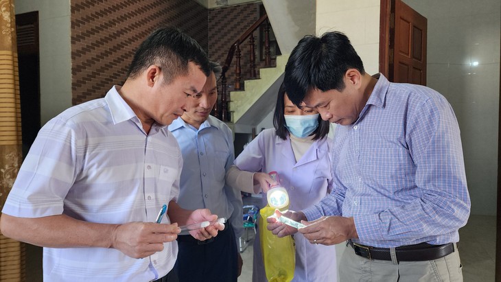 Liên tiếp ghi nhận các ca bệnh sốt rét từ nước ngoài về, Hà Tĩnh cấp tập lấy lam máu xét nghiệm- Ảnh 2. Liên tiếp ghi nhận các ca bệnh sốt rét từ nước ngoài về, Hà Tĩnh cấp tập lấy lam máu xét nghiệm- Ảnh 2.
