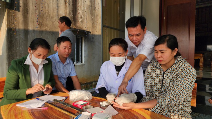 Liên tiếp ghi nhận các ca bệnh sốt rét từ nước ngoài về, Hà Tĩnh cấp tập lấy lam máu xét nghiệm- Ảnh 4. Liên tiếp ghi nhận các ca bệnh sốt rét từ nước ngoài về, Hà Tĩnh cấp tập lấy lam máu xét nghiệm- Ảnh 4.