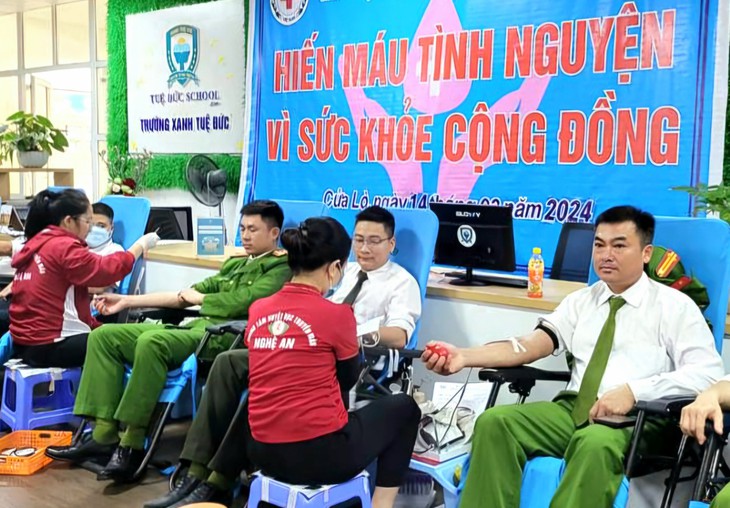 Hơn 700 đơn vị máu hiến tặng trong ngày Hội hiến máu ở Nghệ An- Ảnh 3. Hơn 700 đơn vị máu hiến tặng trong ngày Hội hiến máu ở Nghệ An- Ảnh 3.