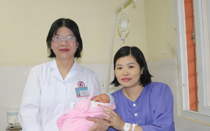 Cứu sống sản phụ rau tiền đạo trung tâm, rau cài răng lược xuyên thủng bàng quang