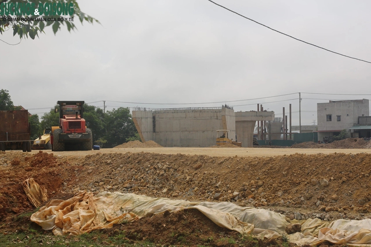 Nhà dân nứt nẻ, học sinh phải di dời khẩn vì thi công cầu, đường- Ảnh 1.