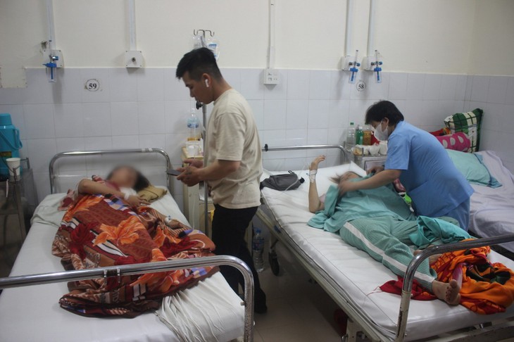 Nóng: Số người nghi ngộ độc sau ăn cơm gà Trâm Anh tăng lên 345, 1 ca chuyển biến nặng- Ảnh 1.