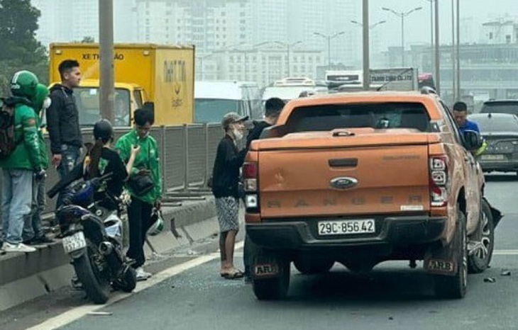 Video tài xế gây tai nạn liên hoàn sau khi bị yêu cầu dừng xe kiểm tra- Ảnh 2. Video tài xế gây tai nạn liên hoàn sau khi bị yêu cầu dừng xe kiểm tra- Ảnh 2.