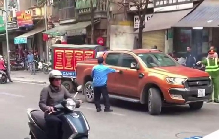 Video tài xế gây tai nạn liên hoàn sau khi bị yêu cầu dừng xe kiểm tra- Ảnh 1. Video tài xế gây tai nạn liên hoàn sau khi bị yêu cầu dừng xe kiểm tra- Ảnh 1.