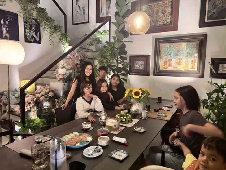 Cặp song sinh nhà 'Bống' Hồng Nhung gây chú ý về diện mạo trong tiệc sinh nhật mẹ- Ảnh 2. Cặp song sinh nhà 'Bống' Hồng Nhung gây chú ý về diện mạo trong tiệc sinh nhật mẹ- Ảnh 2.