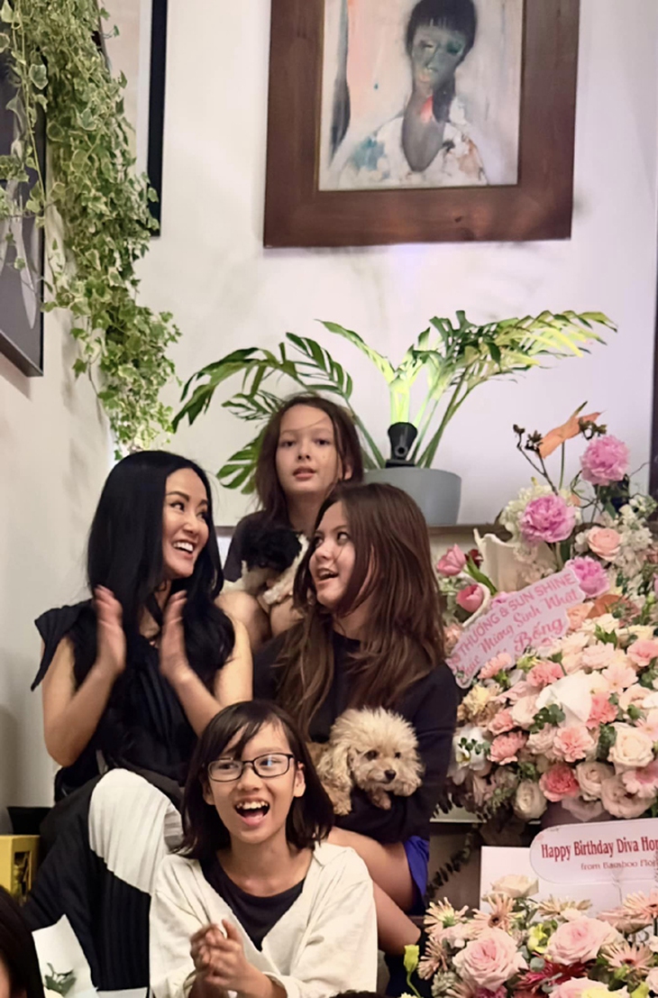 Cặp song sinh nhà 'Bống' Hồng Nhung gây chú ý về diện mạo trong tiệc sinh nhật mẹ- Ảnh 3. Cặp song sinh nhà 'Bống' Hồng Nhung gây chú ý về diện mạo trong tiệc sinh nhật mẹ- Ảnh 3.