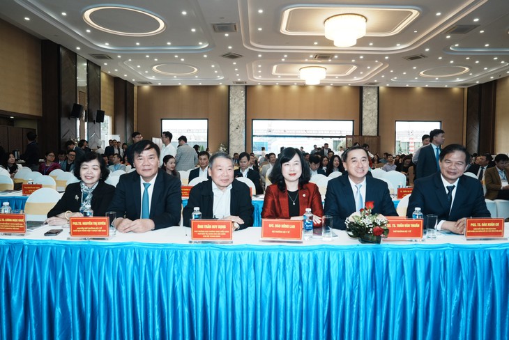 Chuyên gia trao đổi tháo gỡ 'điểm nghẽn' đấu thầu thuốc cho hàng trăm giám đốc bệnh viện
- Ảnh 1.