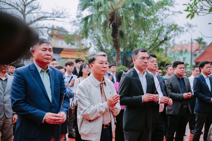 'Khám bệnh vì một Việt Nam khoẻ mạnh hơn' cho gần 1.000 người dân Vĩnh Phong- Ảnh 1.