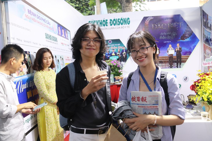 Báo Sức khỏe và Đời sống thu hút nhiều bạn đọc tham quan tại Hội Báo toàn quốc 2024- Ảnh 6. Báo Sức khỏe và Đời sống thu hút nhiều bạn đọc tham quan tại Hội Báo toàn quốc 2024- Ảnh 6.