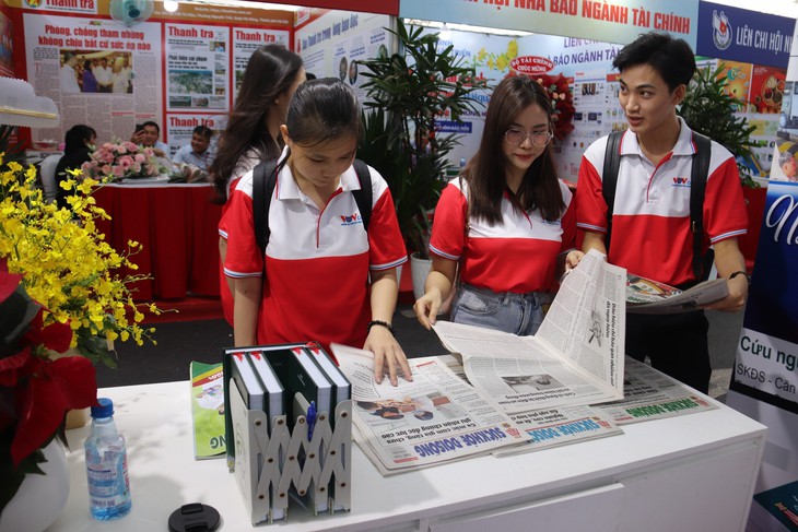 Báo Sức khỏe và Đời sống thu hút nhiều bạn đọc tham quan tại Hội Báo toàn quốc 2024- Ảnh 7. Báo Sức khỏe và Đời sống thu hút nhiều bạn đọc tham quan tại Hội Báo toàn quốc 2024- Ảnh 7.