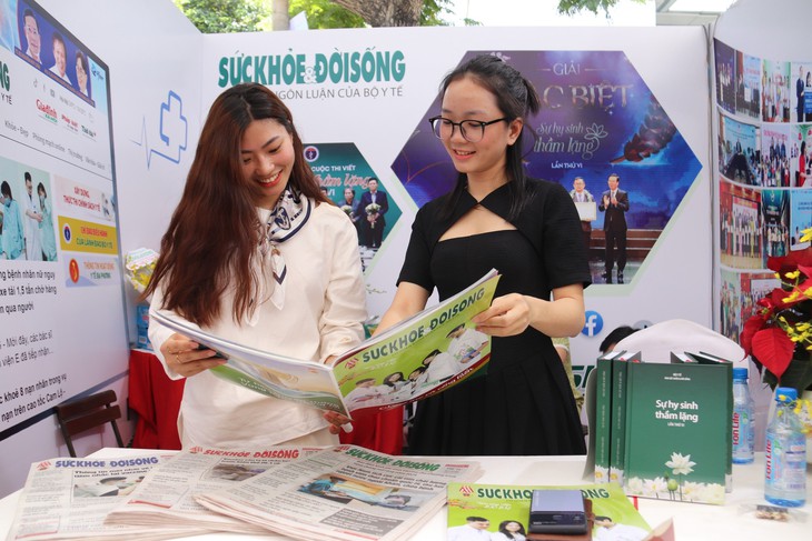 Báo Sức khỏe và Đời sống thu hút nhiều bạn đọc tham quan tại Hội Báo toàn quốc 2024- Ảnh 9. Báo Sức khỏe và Đời sống thu hút nhiều bạn đọc tham quan tại Hội Báo toàn quốc 2024- Ảnh 9.