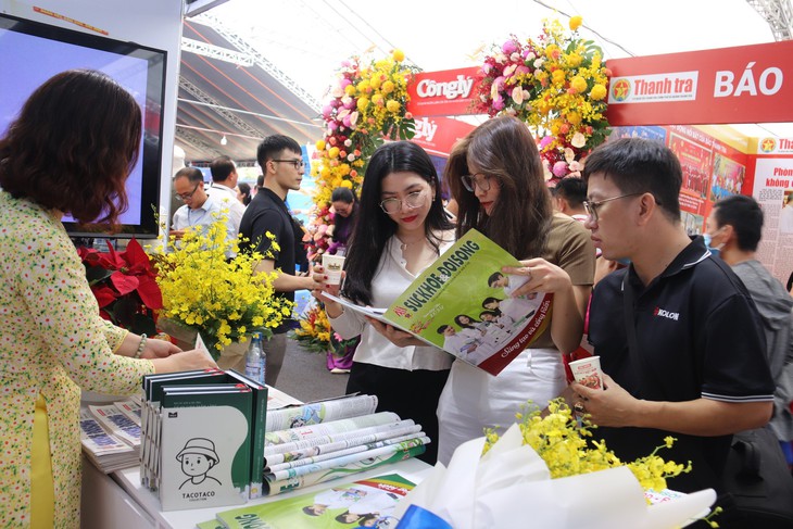 Báo Sức khỏe và Đời sống thu hút nhiều bạn đọc tham quan tại Hội Báo toàn quốc 2024- Ảnh 5. Báo Sức khỏe và Đời sống thu hút nhiều bạn đọc tham quan tại Hội Báo toàn quốc 2024- Ảnh 5.