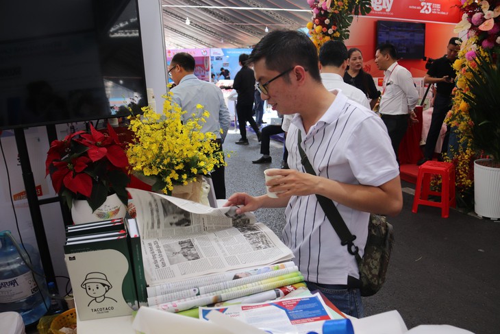 Báo Sức khỏe và Đời sống thu hút nhiều bạn đọc tham quan tại Hội Báo toàn quốc 2024- Ảnh 11. Báo Sức khỏe và Đời sống thu hút nhiều bạn đọc tham quan tại Hội Báo toàn quốc 2024- Ảnh 11.