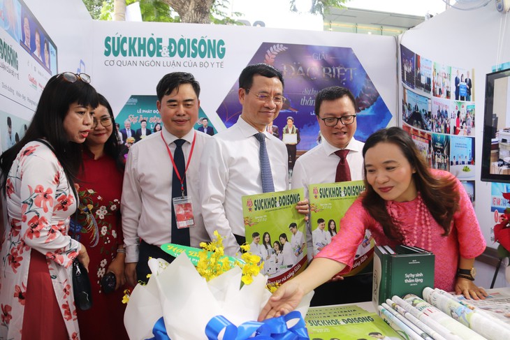 Báo Sức khỏe và Đời sống thu hút nhiều bạn đọc tham quan tại Hội Báo toàn quốc 2024- Ảnh 2. Báo Sức khỏe và Đời sống thu hút nhiều bạn đọc tham quan tại Hội Báo toàn quốc 2024- Ảnh 2.