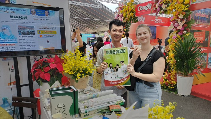Báo Sức khỏe và Đời sống thu hút nhiều bạn đọc tham quan tại Hội Báo toàn quốc 2024- Ảnh 13. Báo Sức khỏe và Đời sống thu hút nhiều bạn đọc tham quan tại Hội Báo toàn quốc 2024- Ảnh 13.