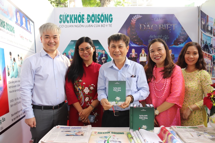 Báo Sức khỏe và Đời sống thu hút nhiều bạn đọc tham quan tại Hội Báo toàn quốc 2024- Ảnh 3. Báo Sức khỏe và Đời sống thu hút nhiều bạn đọc tham quan tại Hội Báo toàn quốc 2024- Ảnh 3.