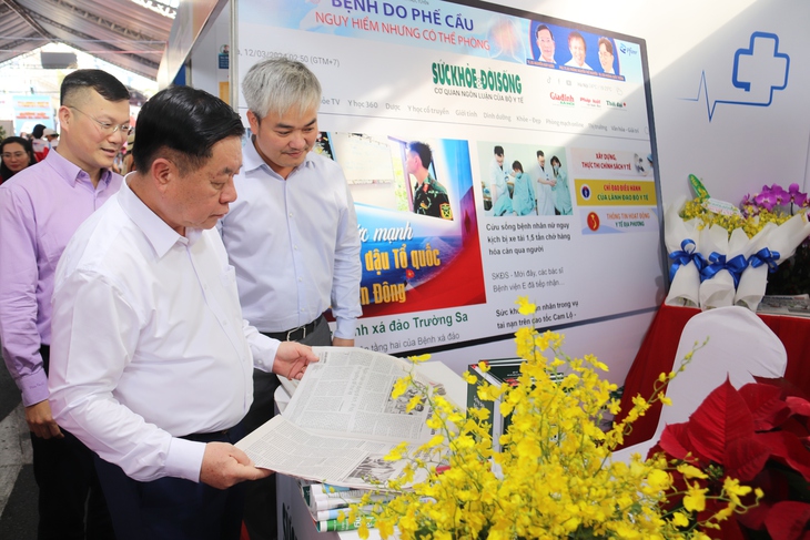 Báo Sức khỏe và Đời sống thu hút nhiều bạn đọc tham quan tại Hội Báo toàn quốc 2024- Ảnh 1. Báo Sức khỏe và Đời sống thu hút nhiều bạn đọc tham quan tại Hội Báo toàn quốc 2024- Ảnh 1.