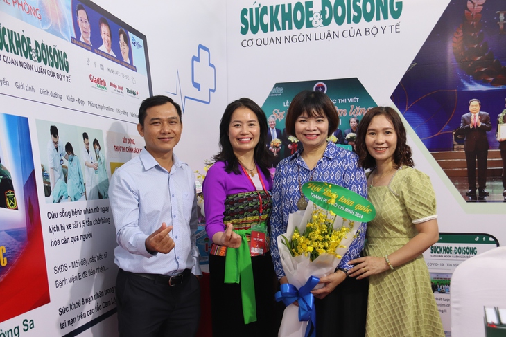 Báo Sức khỏe và Đời sống thu hút nhiều bạn đọc tham quan tại Hội Báo toàn quốc 2024- Ảnh 4. Báo Sức khỏe và Đời sống thu hút nhiều bạn đọc tham quan tại Hội Báo toàn quốc 2024- Ảnh 4.