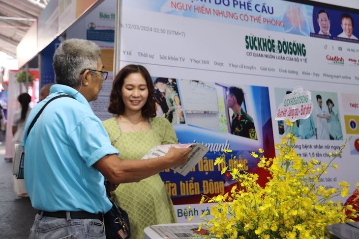 Báo Sức khỏe và Đời sống thu hút nhiều bạn đọc tham quan tại Hội Báo toàn quốc 2024- Ảnh 8. Báo Sức khỏe và Đời sống thu hút nhiều bạn đọc tham quan tại Hội Báo toàn quốc 2024- Ảnh 8.