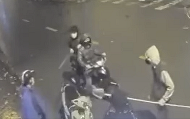 Video nhóm thanh thiếu niên chặn đường cướp tài sản ở quận Hà Đông