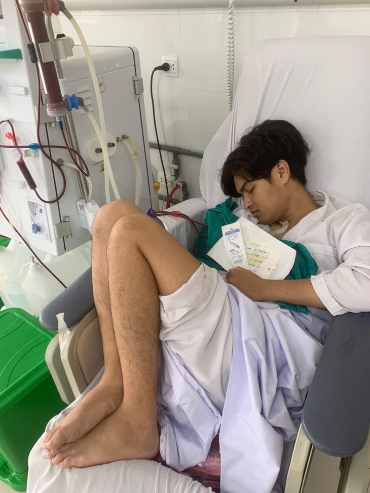 Xót xa hoàn cảnh của nam sinh viên mồ côi cha, giờ cần tiền để được ghép thận- Ảnh 1. Xót xa hoàn cảnh của nam sinh viên mồ côi cha, giờ cần tiền để được ghép thận- Ảnh 1.