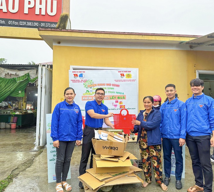 Đi chợ 'đổi rác lấy quà'- Ảnh 2.