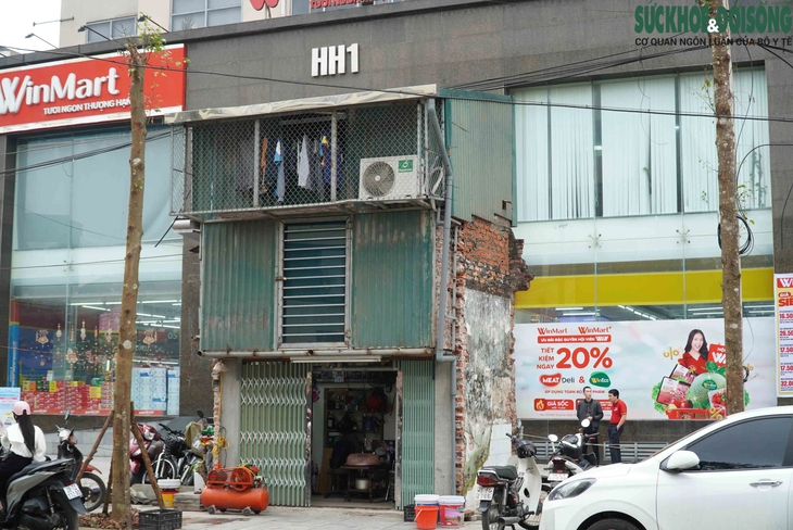 Cận cảnh cuộc sống trong ngôi nhà 'siêu mỏng' ở Hà Nội sau giải tỏa- Ảnh 1. Cận cảnh cuộc sống trong ngôi nhà 'siêu mỏng' ở Hà Nội sau giải tỏa- Ảnh 1.