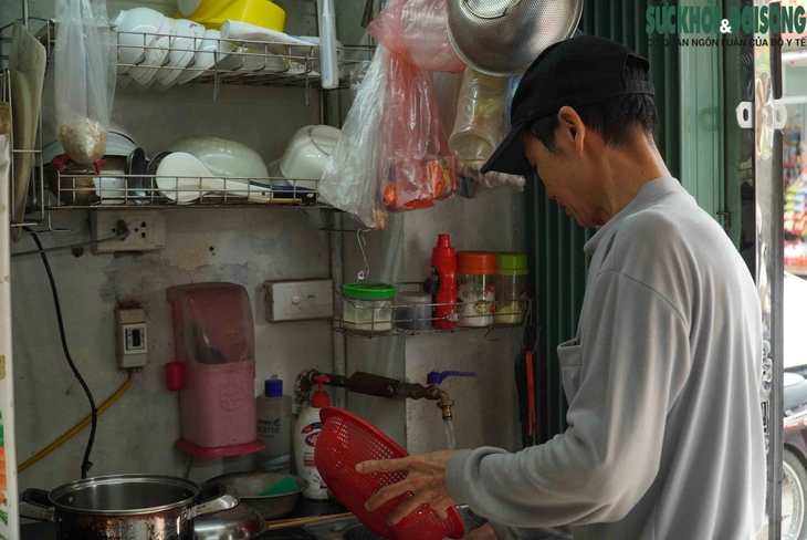 Cận cảnh cuộc sống trong ngôi nhà 'siêu mỏng' ở Hà Nội sau giải tỏa- Ảnh 5. Cận cảnh cuộc sống trong ngôi nhà 'siêu mỏng' ở Hà Nội sau giải tỏa- Ảnh 5.
