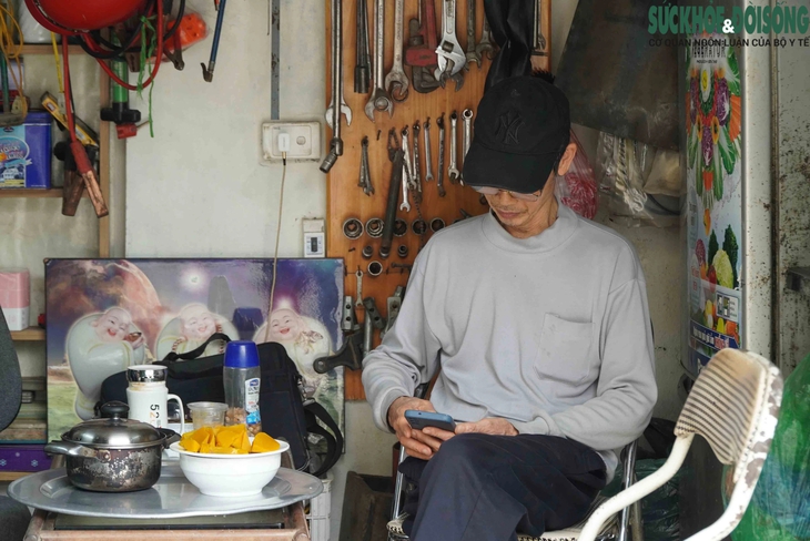 Cận cảnh cuộc sống trong ngôi nhà 'siêu mỏng' ở Hà Nội sau giải tỏa- Ảnh 8. Cận cảnh cuộc sống trong ngôi nhà 'siêu mỏng' ở Hà Nội sau giải tỏa- Ảnh 8.
