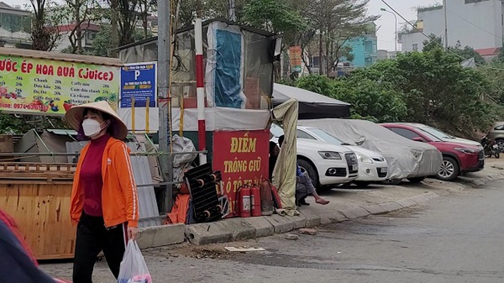 Lòng đường 'teo tóp' vì điểm trông giữ xe- Ảnh 1.