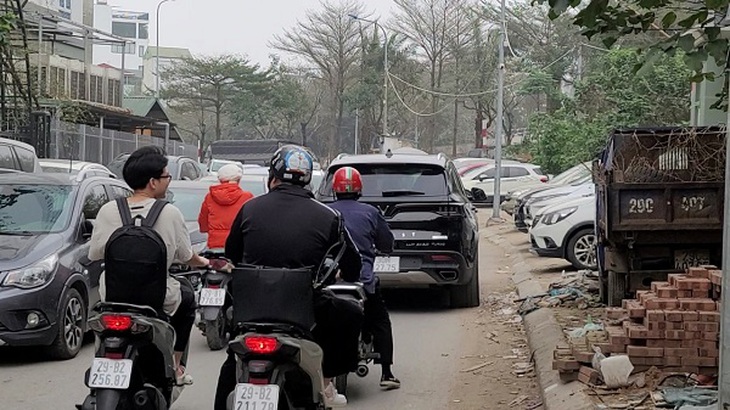 Lòng đường 'teo tóp' vì điểm trông giữ xe- Ảnh 2.