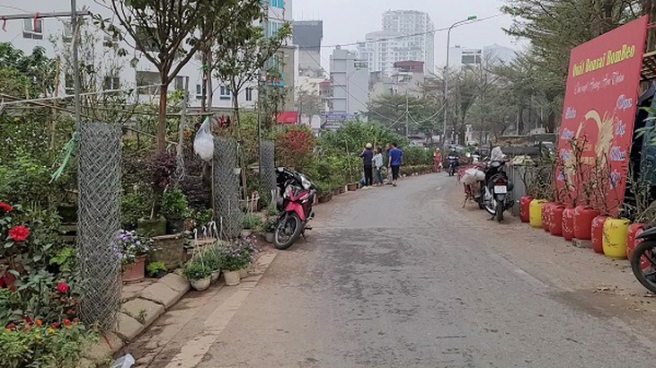 Lòng đường 'teo tóp' vì điểm trông giữ xe- Ảnh 7.